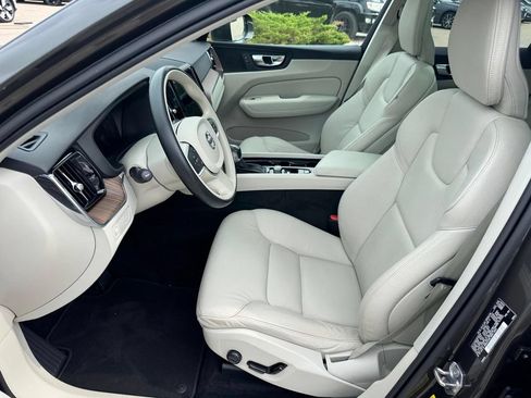 Used 2021 Volvo XC60 T5 Momentum w/ Premium Package FWD image 8