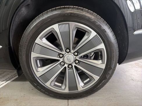 Certified 2026 Cadillac Vistiq Luxury image 8