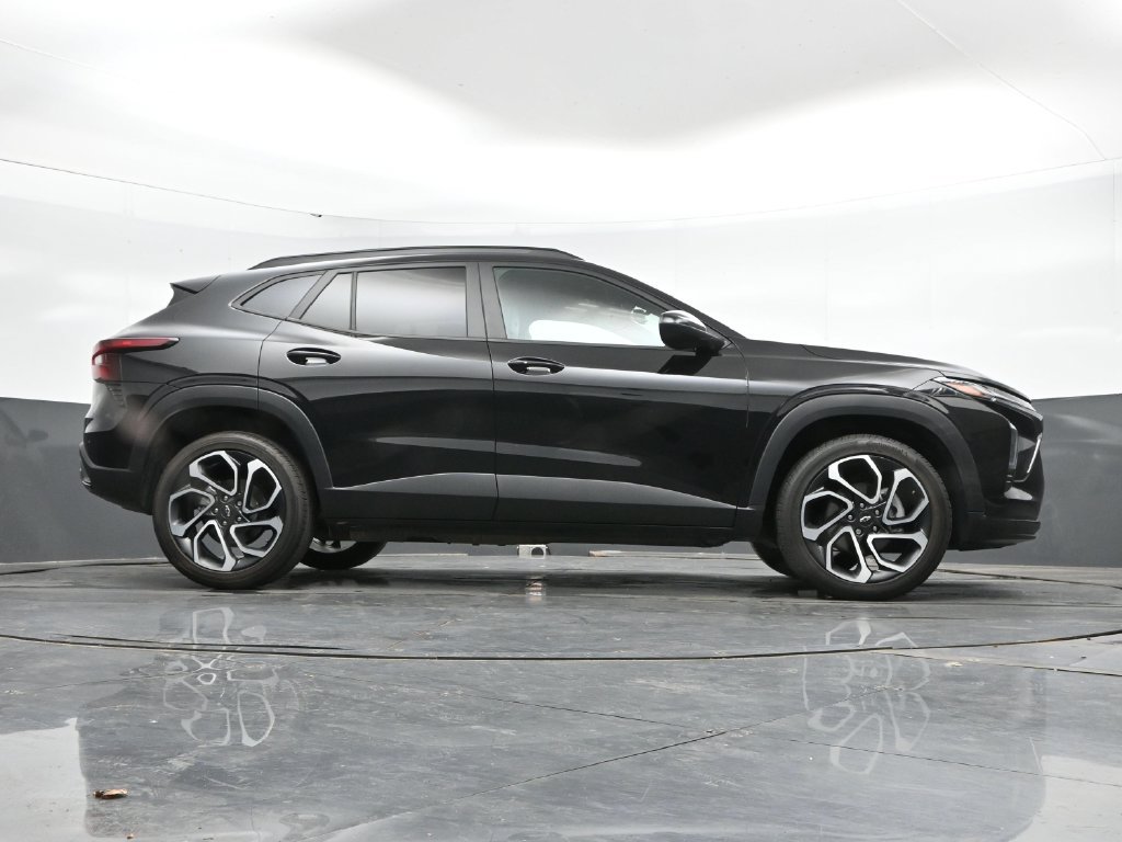 Used 2025 Chevrolet Trax RS w/ Sunroof Package FWD image 41