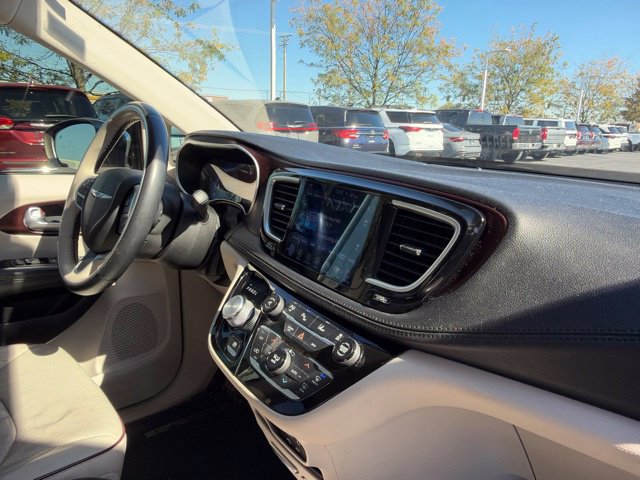 Used 2017 Chrysler Pacifica Limited w/ Advanced Safetytec Group FWD image 35