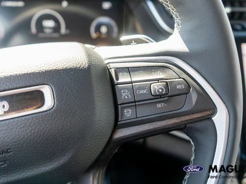 Used 2023 Jeep Grand Cherokee Limited AWD/4WD image 21