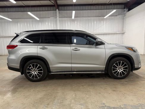 Used 2018 Toyota Highlander SE FWD image 5