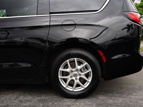 Used 2024 Chrysler Pacifica Touring-L image 13