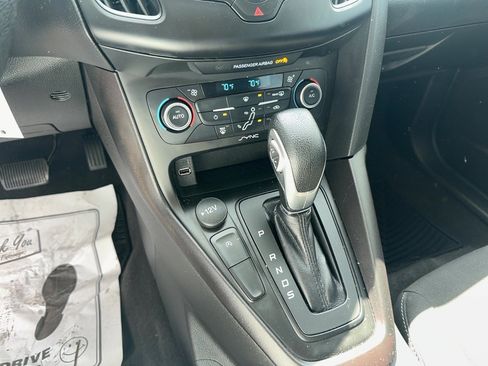 Used 2018 Ford Focus SE w/ SE Appearance Package image 19