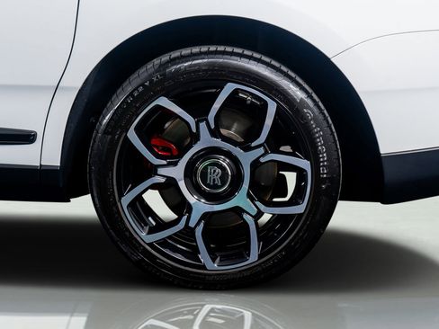 Used 2023 Rolls-Royce Cullinan Black Badge image 17