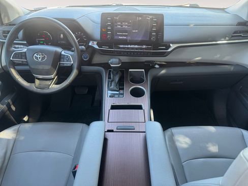 Used 2021 Toyota Sienna XLE image 10