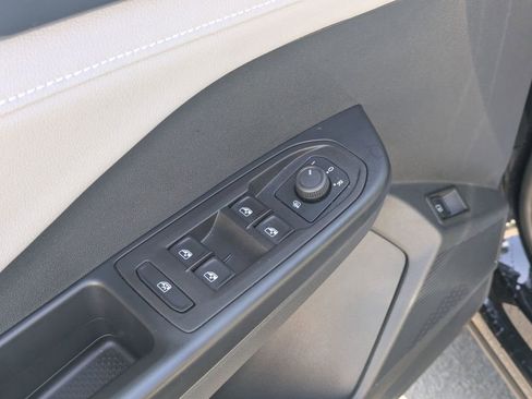 Used 2024 Volkswagen Taos SE FWD image 13