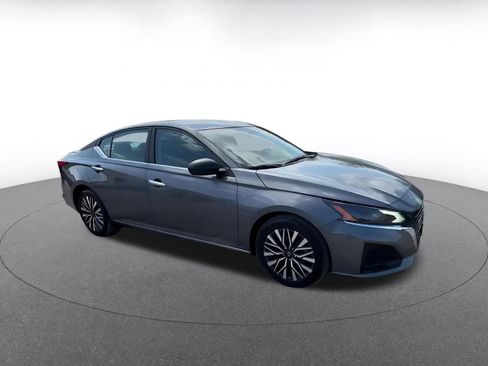 Used 2025 Nissan Altima 2.5 SV FWD image 2