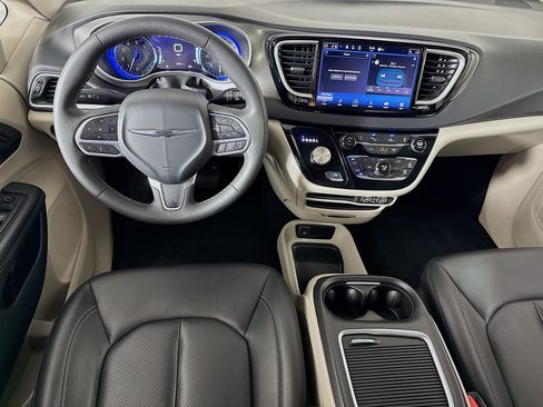 Used 2024 Chrysler Pacifica Touring-L image 26