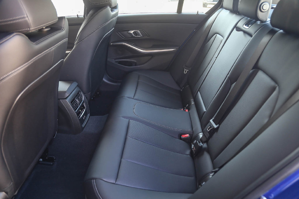Used 2026 BMW 330i Sedan w/ M Sport Package RWD image 15