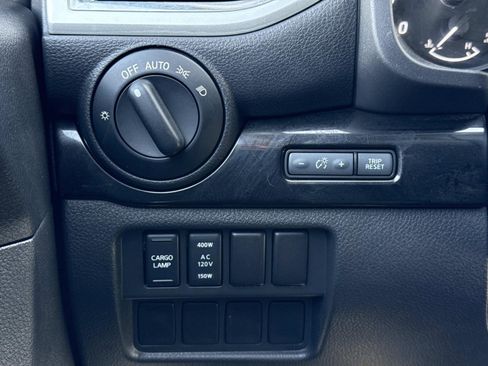 Used 2021 Nissan Titan SV w/ SV Convenience Package image 18