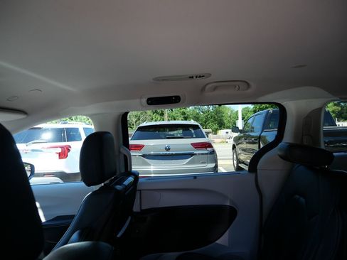 Used 2022 Chrysler Pacifica Touring-L w/ Uconnect Theater Family Group AWD/4WD image 20