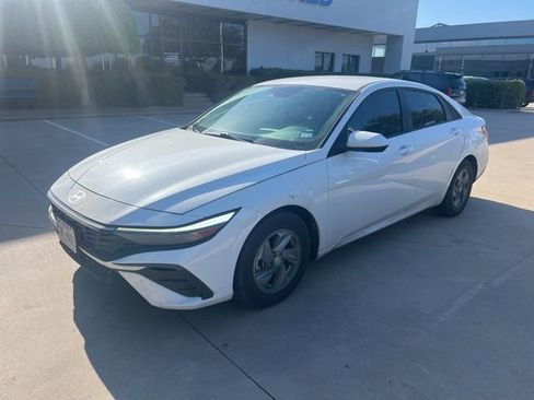 Certified 2024 Hyundai Elantra SE FWD image 2