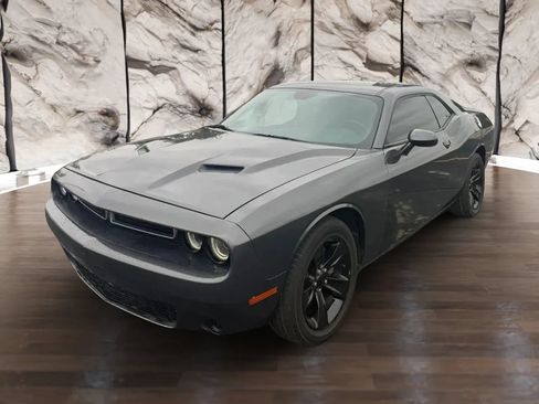 Used 2019 Dodge Challenger SXT RWD image 3