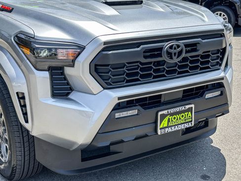 Used 2025 Toyota Tacoma TRD Sport AWD/4WD image 5