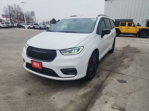 New 2026 Chrysler Pacifica Select AWD/4WD image 3