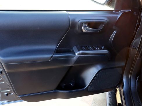 Used 2019 Toyota Tacoma TRD Sport w/ Technology Package image 21