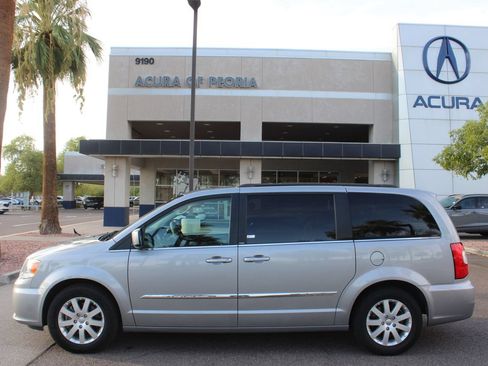 Used 2014 Chrysler Town & Country Touring FWD image 2
