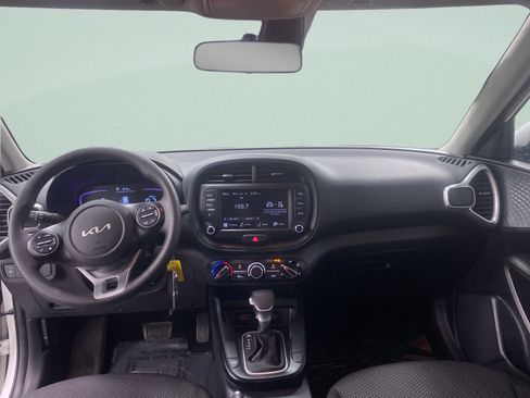 Used 2025 Kia Soul LX w/ LX Technology Package FWD image 19