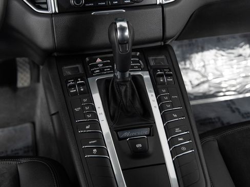 Used 2018 Porsche Macan AWD/4WD image 36
