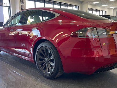 Used 2020 Tesla Model S Long Range Plus image 3