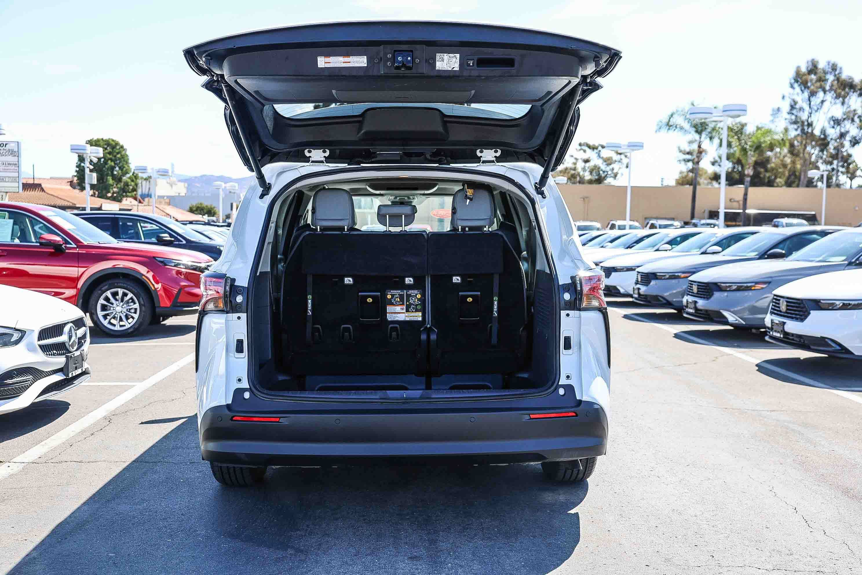 Used 2022 Toyota Sienna XLE w/ XLE Plus Package FWD image 30