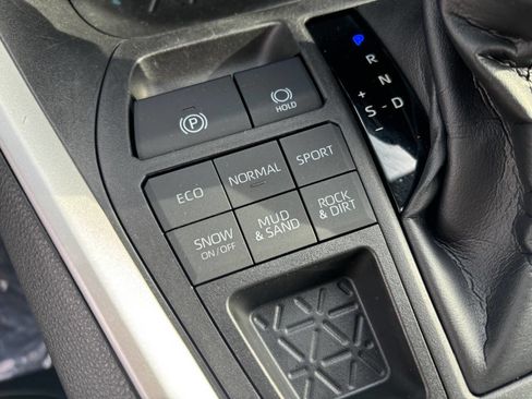 Used 2021 Toyota RAV4 XLE image 17