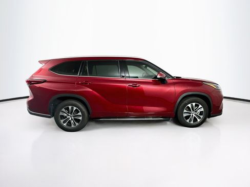 Used 2022 Toyota Highlander XLE FWD image 10