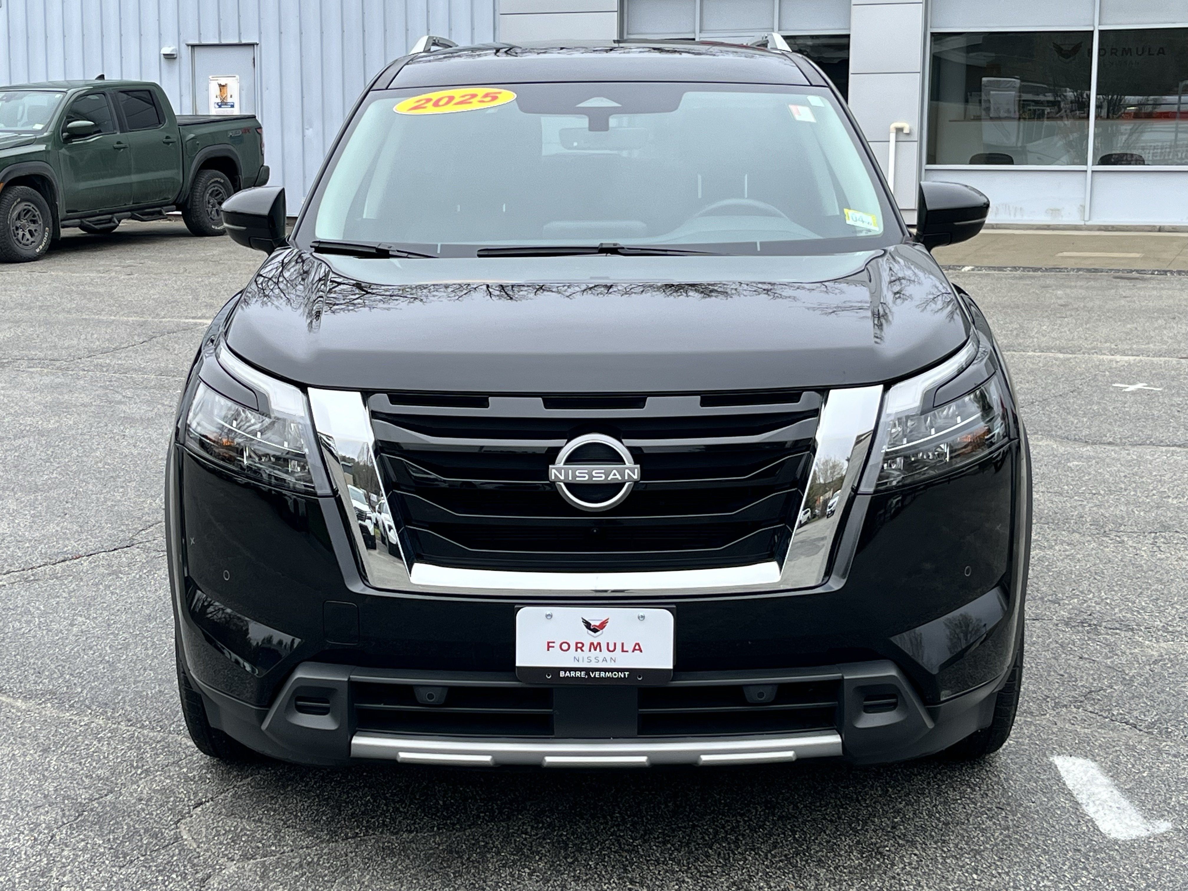 Used 2025 Nissan Pathfinder SL AWD/4WD image 2