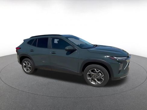 Used 2025 Chevrolet Trax LT FWD image 2