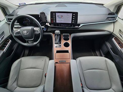 Used 2022 Toyota Sienna XLE FWD image 18
