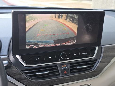 Used 2023 Nissan Altima 2.5 SV w/ SV Premium Package FWD image 13