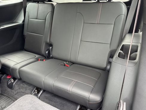 Used 2023 Chevrolet Traverse RS FWD image 17