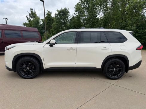 Used 2024 Toyota Grand Highlander AWD image 2