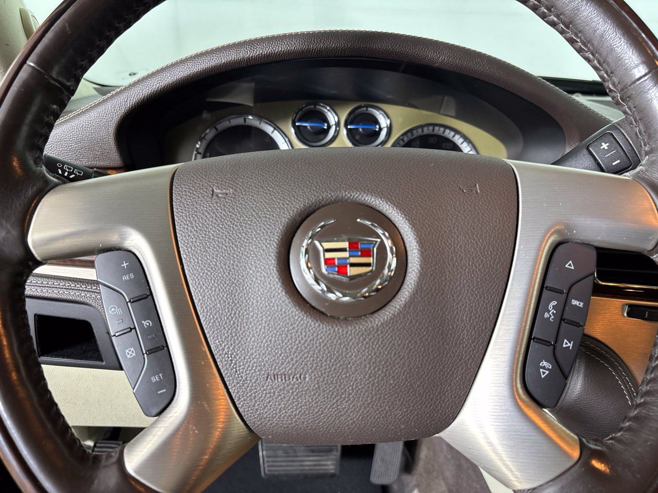 Used 2014 Cadillac Escalade Platinum AWD/4WD image 13
