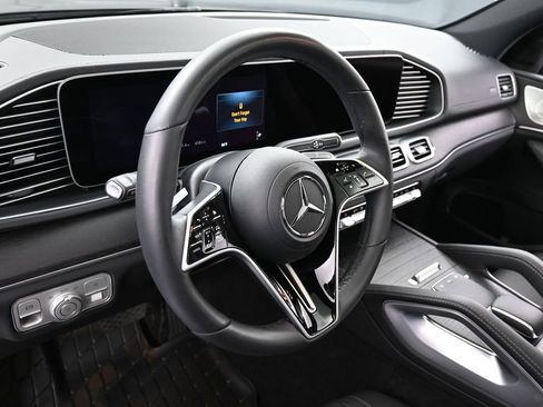 Used 2025 Mercedes-Benz GLS 450 4MATIC image 18