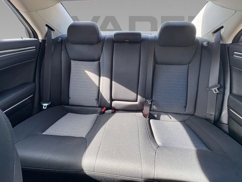 Used 2019 Chrysler 300 Touring w/ Chrome Appearance Package image 5