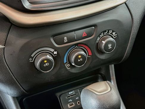 Used 2018 Jeep Cherokee Latitude FWD image 22