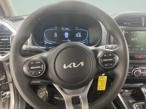 Used 2025 Kia Soul LX w/ LX Technology Package FWD image 17