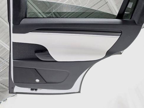 Used 2022 Tesla Model X Plaid image 39