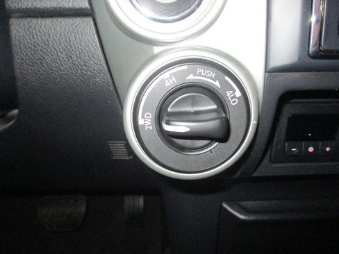 Used 2017 Nissan Titan SV image 27