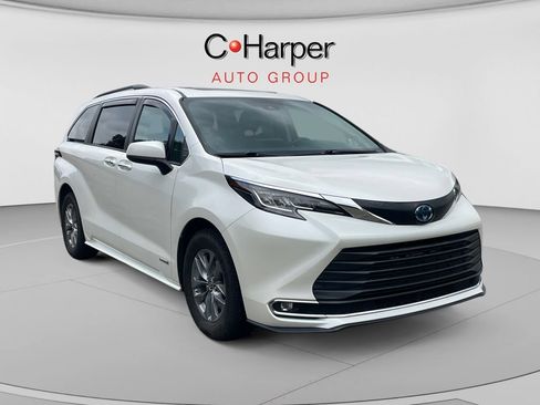 Used 2021 Toyota Sienna XLE w/ XLE Plus Package FWD image 1