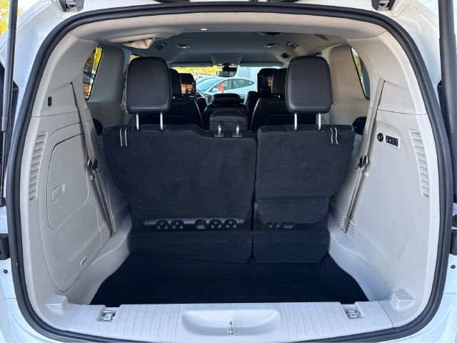 Used 2018 Chrysler Pacifica Limited w/ Advanced Safetytec Group FWD image 14