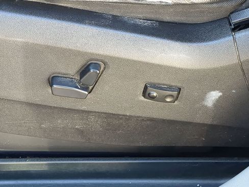 Used 2014 Chrysler Town & Country Touring image 17