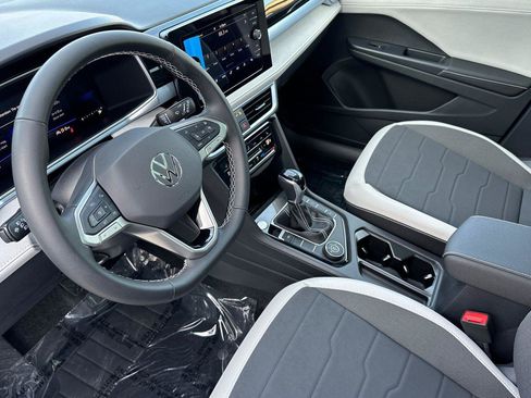 New 2026 Volkswagen Taos SE image 9