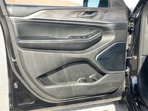 Used 2022 Jeep Grand Cherokee Overland w/ Adv Protech Group III image 16