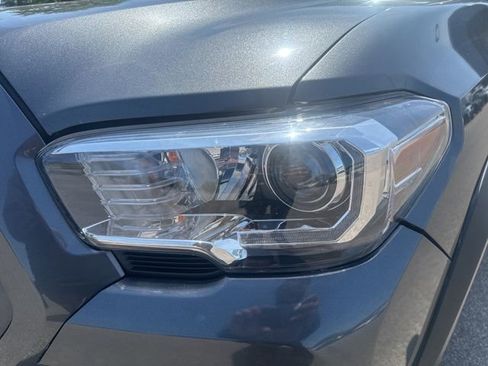 Used 2021 Toyota Tacoma TRD Off-Road image 9