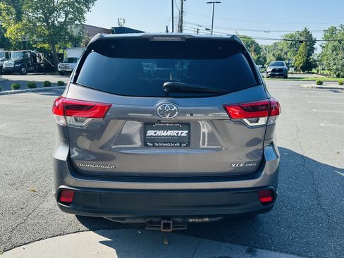 Used 2017 Toyota Highlander XLE AWD/4WD image 8