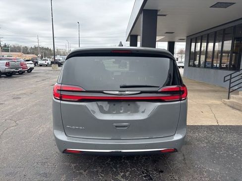 Used 2025 Chrysler Pacifica Select image 9