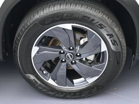 Used 2024 Nissan Rogue SV AWD/4WD image 6